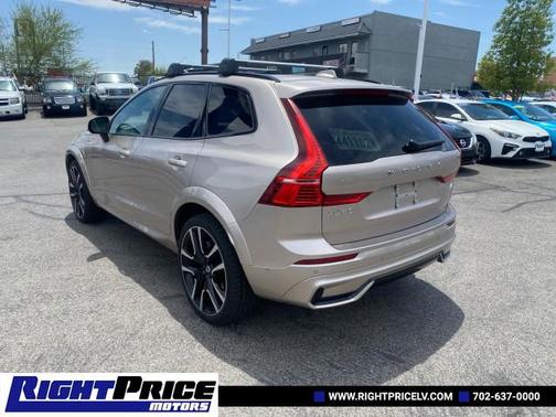 2024 Volvo XC60 Recharge Plug-In Hybrid Ultimate Dark Theme