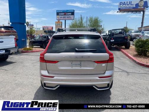 2024 Volvo XC60 Recharge Plug-In Hybrid Ultimate Dark Theme