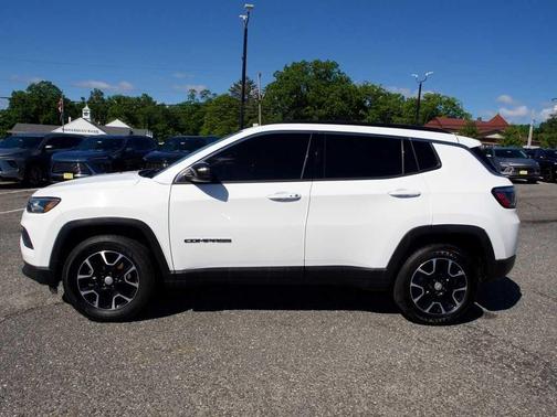 White 2022 Jeep Compass Latitude