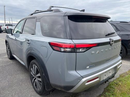 Solid Gray/Super Black 2022 Nissan Pathfinder Platinum 4WD