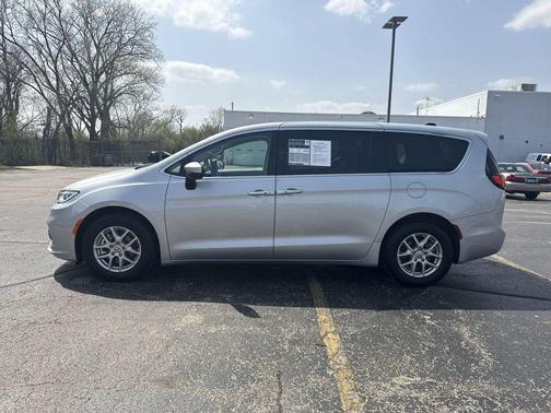 2023 Chrysler Pacifica Touring-L