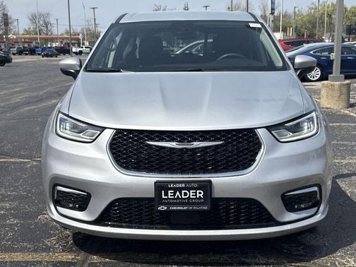 2023 Chrysler Pacifica Touring-L