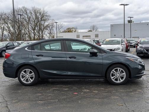Photo 4 of 26 of 2017 Chevrolet Cruze LT