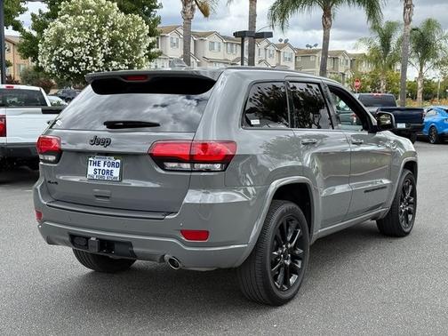 2022 Jeep Grand Cherokee LAREDO