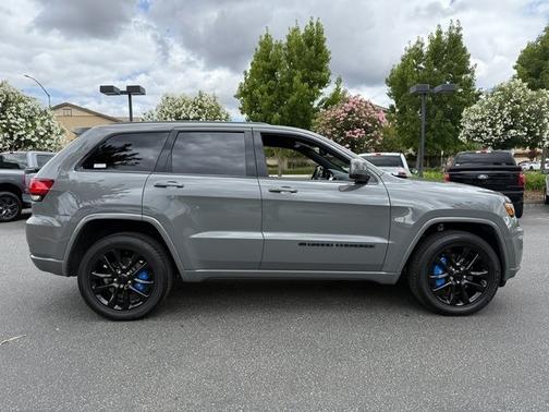 2022 Jeep Grand Cherokee LAREDO