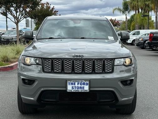 2022 Jeep Grand Cherokee LAREDO