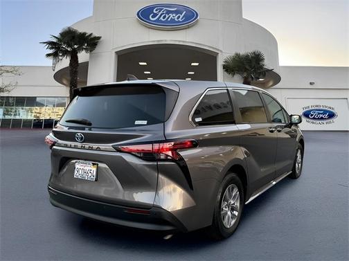 2022 Toyota Sienna XLE 8 PASSENGER