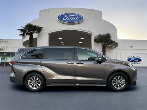 2022 Toyota Sienna XLE 8 PASSENGER