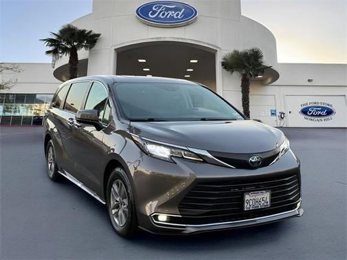 2022 Toyota Sienna XLE 8 PASSENGER