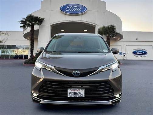 2022 Toyota Sienna XLE 8 PASSENGER