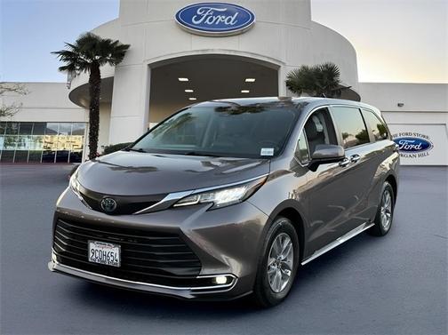 2022 Toyota Sienna XLE 8 PASSENGER