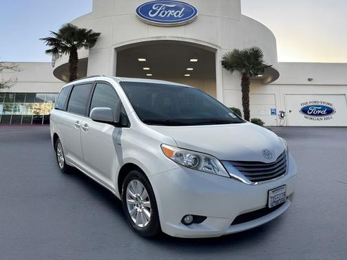 Blizzard Pearl 2017 Toyota Sienna XLE 7 PASSENGER