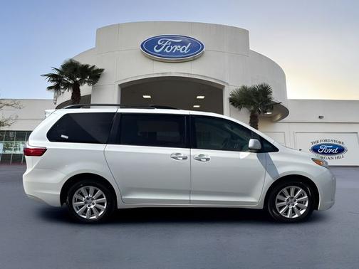 Blizzard Pearl 2017 Toyota Sienna XLE 7 PASSENGER