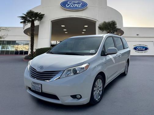 Blizzard Pearl 2017 Toyota Sienna XLE 7 PASSENGER