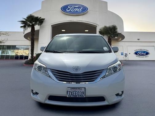Blizzard Pearl 2017 Toyota Sienna XLE 7 PASSENGER
