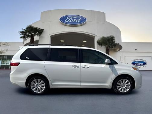 Blizzard Pearl 2017 Toyota Sienna XLE 7 PASSENGER