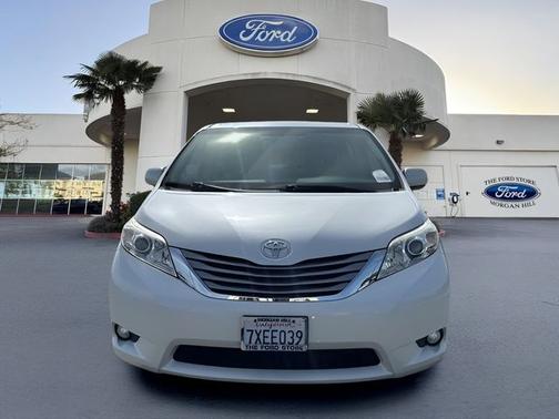 Blizzard Pearl 2017 Toyota Sienna XLE 7 PASSENGER