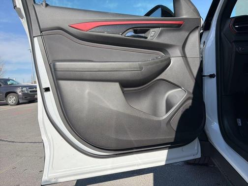 Iridescent Pearl Tricoat 2026 Chevrolet Trailblazer RS