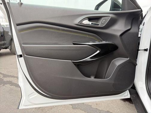 Summit White 2026 Chevrolet Trax ACTIV