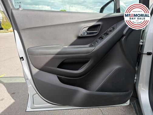 Silver Ice Metallic 2022 Chevrolet Trax LT