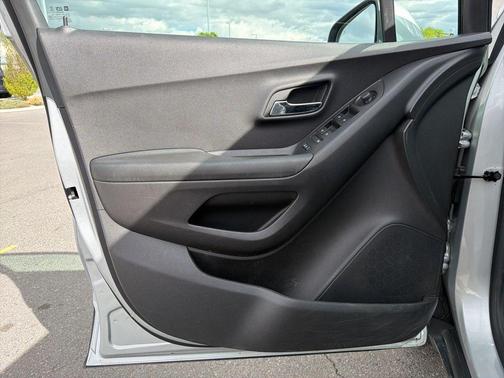 Silver Ice Metallic 2022 Chevrolet Trax LT