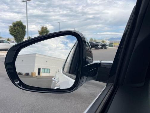 Iridescent Pearl Tricoat 2026 Chevrolet Trailblazer RS