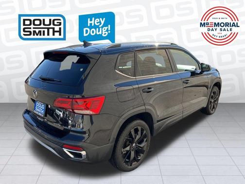 Deep Black Pearl Effect 2024 Volkswagen Taos 1.5T SE