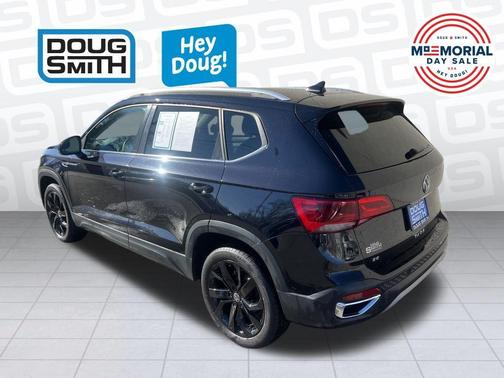 Deep Black Pearl Effect 2024 Volkswagen Taos 1.5T SE