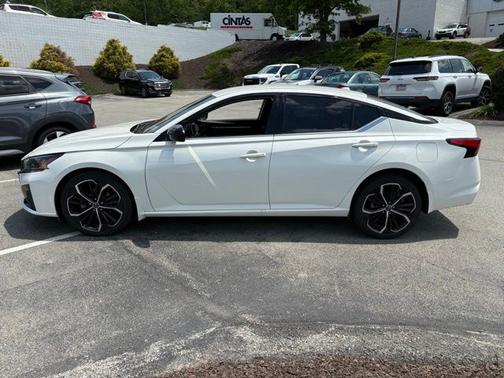 White 2023 Nissan Altima 2.5 SR