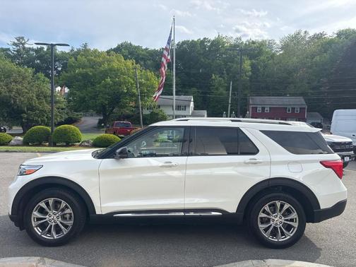 White Metallic 2023 Ford Explorer Limited