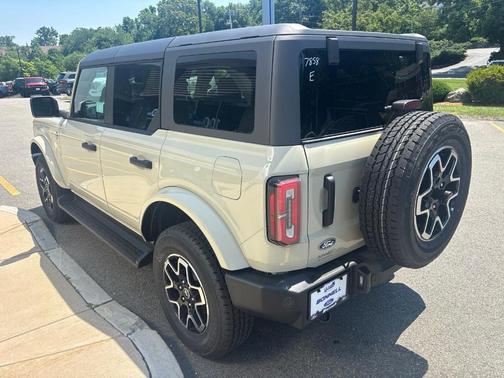 Desert Sand 2026 Ford Bronco Outer Banks
