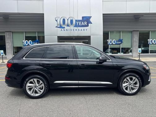 Mythos Black Metallic 2023 Audi Q7 55 Premium