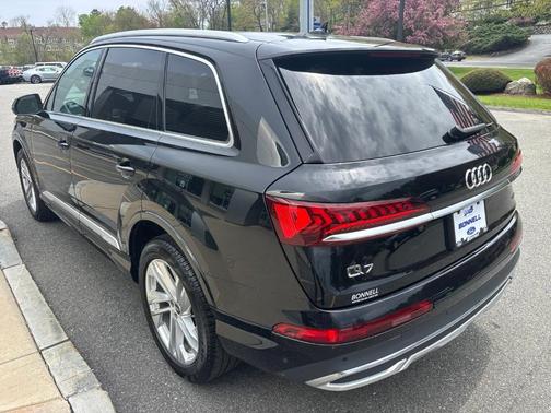 Mythos Black Metallic 2023 Audi Q7 55 Premium