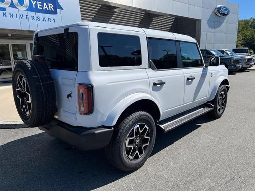 Oxford White 2026 Ford Bronco Outer Banks