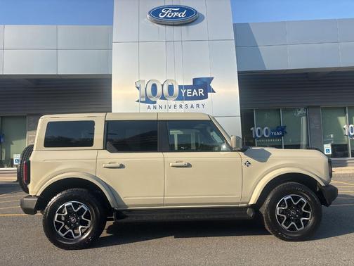 Desert Sand 2025 Ford Bronco Outer Banks
