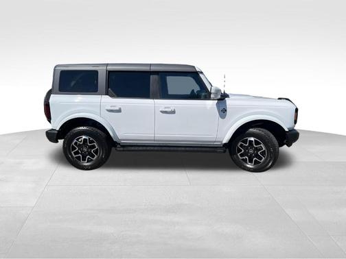 Oxford White 2024 Ford Bronco Outer Banks