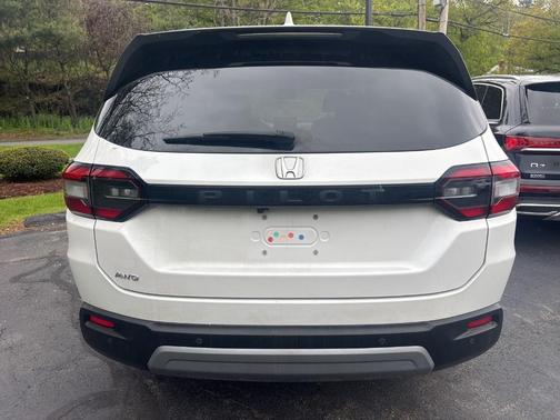 Platinum White Pearl 2023 Honda Pilot EX-L 7-Passenger
