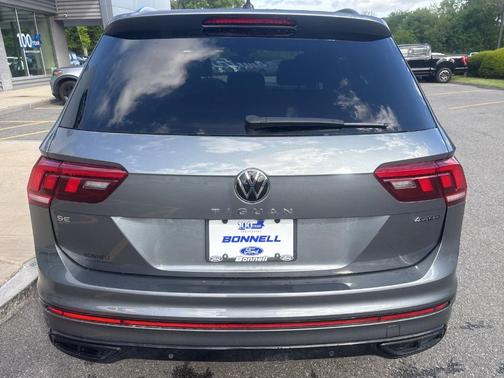 Platinum Gray Metallic 2022 Volkswagen Tiguan 2.0T SE R-Line Black