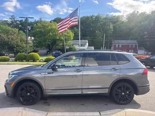 Platinum Gray Metallic 2022 Volkswagen Tiguan 2.0T SE R-Line Black