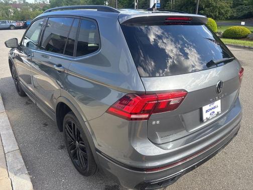 Platinum Gray Metallic 2022 Volkswagen Tiguan 2.0T SE R-Line Black