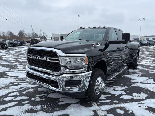 2020 RAM 3500 Tradesman Crew Cab 4x4 8' Box