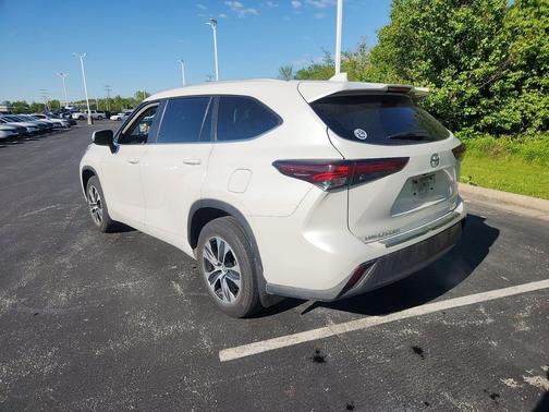 Wind Chill Pearl 2024 Toyota Highlander XLE