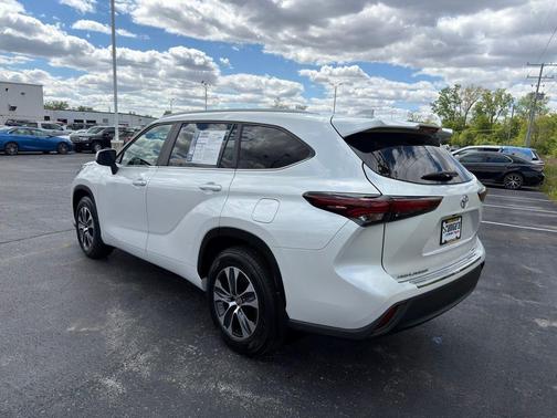 Wind Chill Pearl 2024 Toyota Highlander XLE