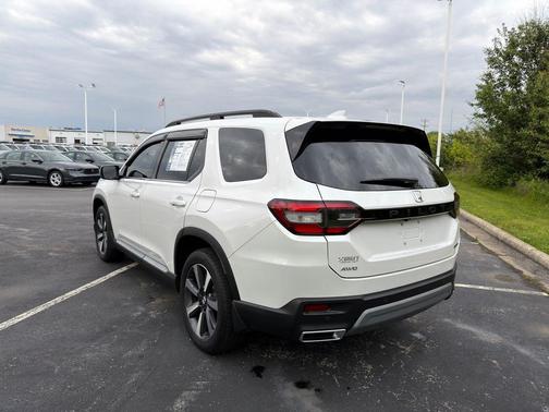 Platinum White Pearl 2023 Honda Pilot Touring 8-Passenger