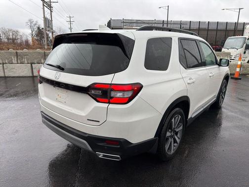 2025 Honda Pilot Touring 8-Passenger