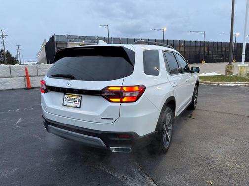 2025 Honda Pilot Touring 8-Passenger