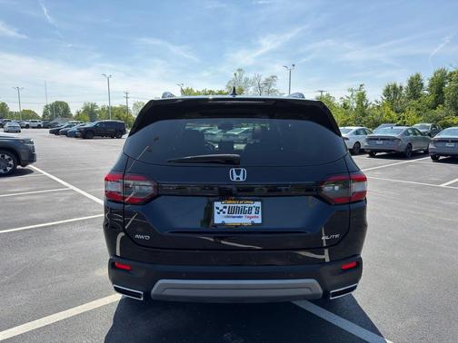 Crystal Black Pearl 2024 Honda Pilot Elite
