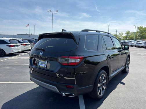 Crystal Black Pearl 2024 Honda Pilot Elite
