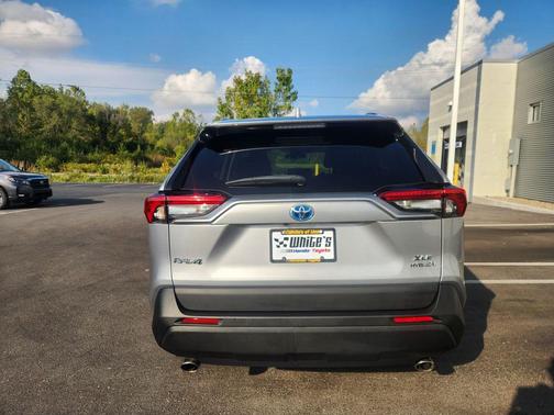 2021 Toyota RAV4 Hybrid XLE