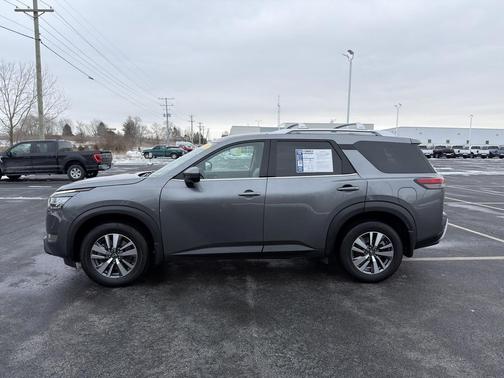 2023 Nissan Pathfinder SL 4WD